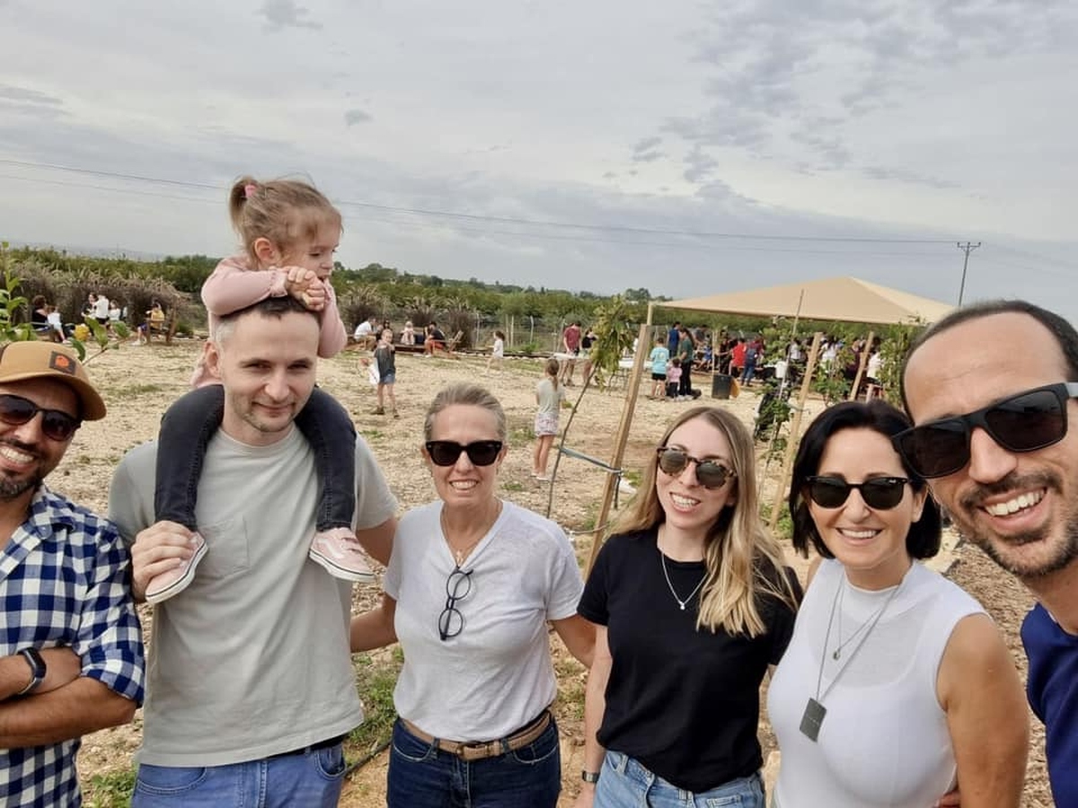 תמונות מארוע מפריחים עפיפונים לשחרורם בחווה החקלאית