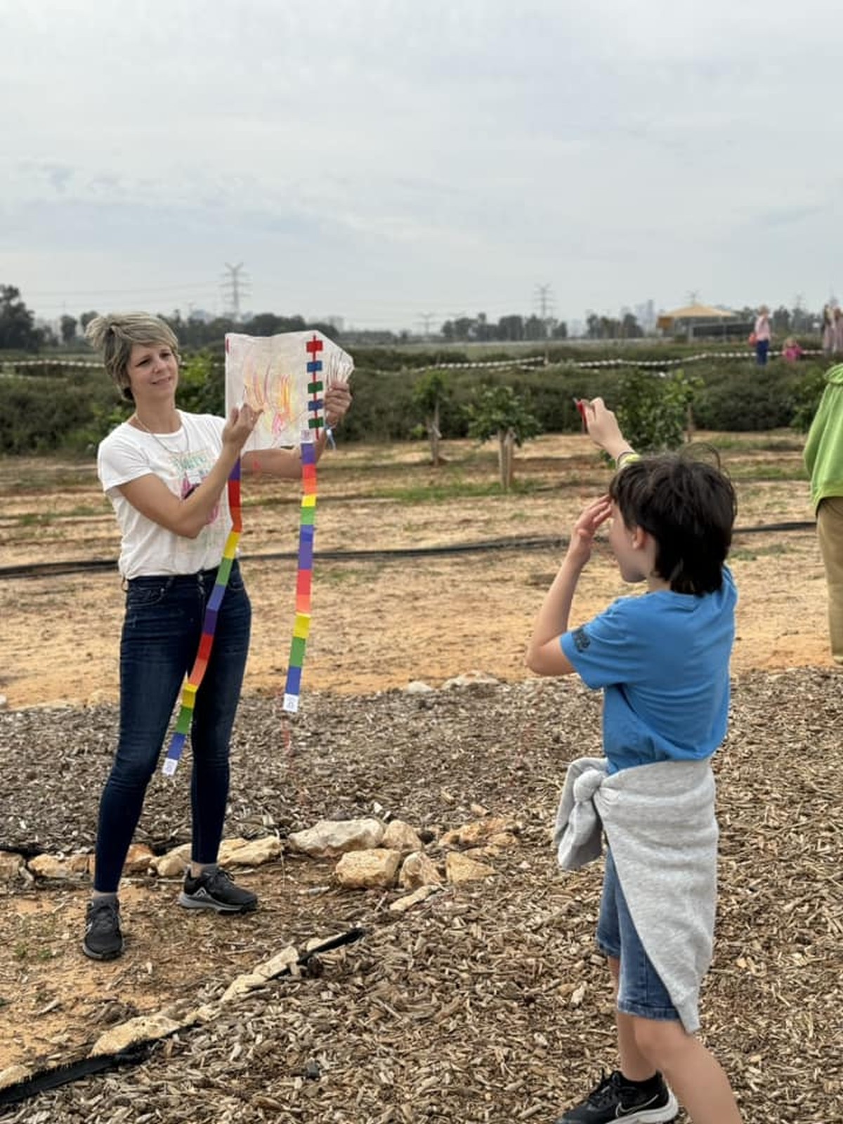 תמונות מארוע מפריחים עפיפונים לשחרורם בחווה החקלאית