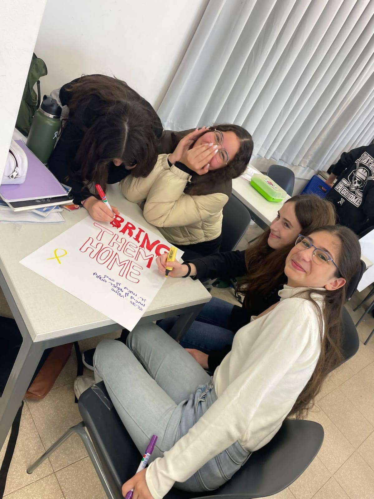 תמונות מבית החינוך עמי אסף - 100 דקות של פעילויות חינוך והסברה בנושא החטופים והחטופות