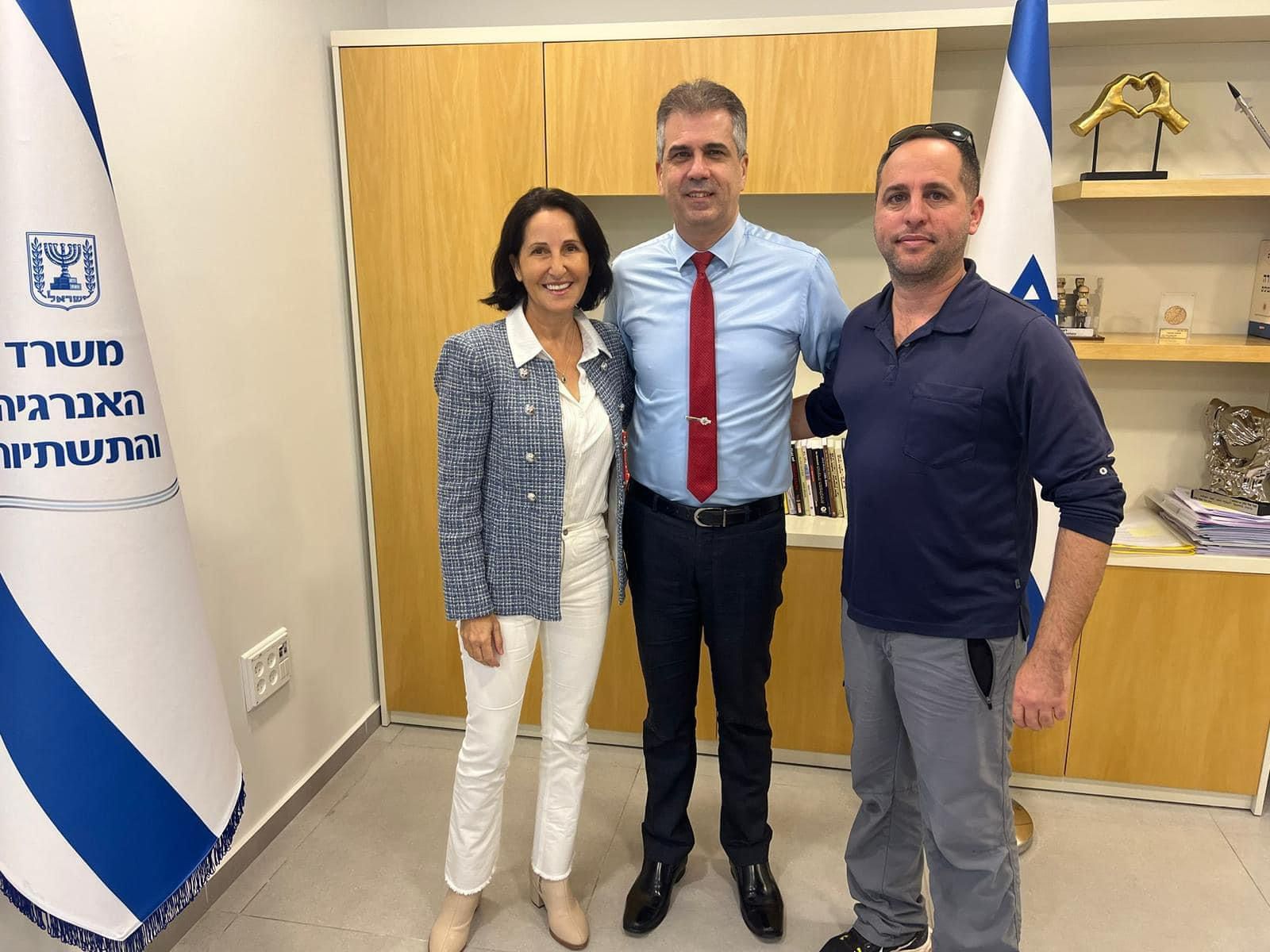 תמונה של ראש המועצה אושרת גני גונן יחד עם שר האנרגיה והתשתיות