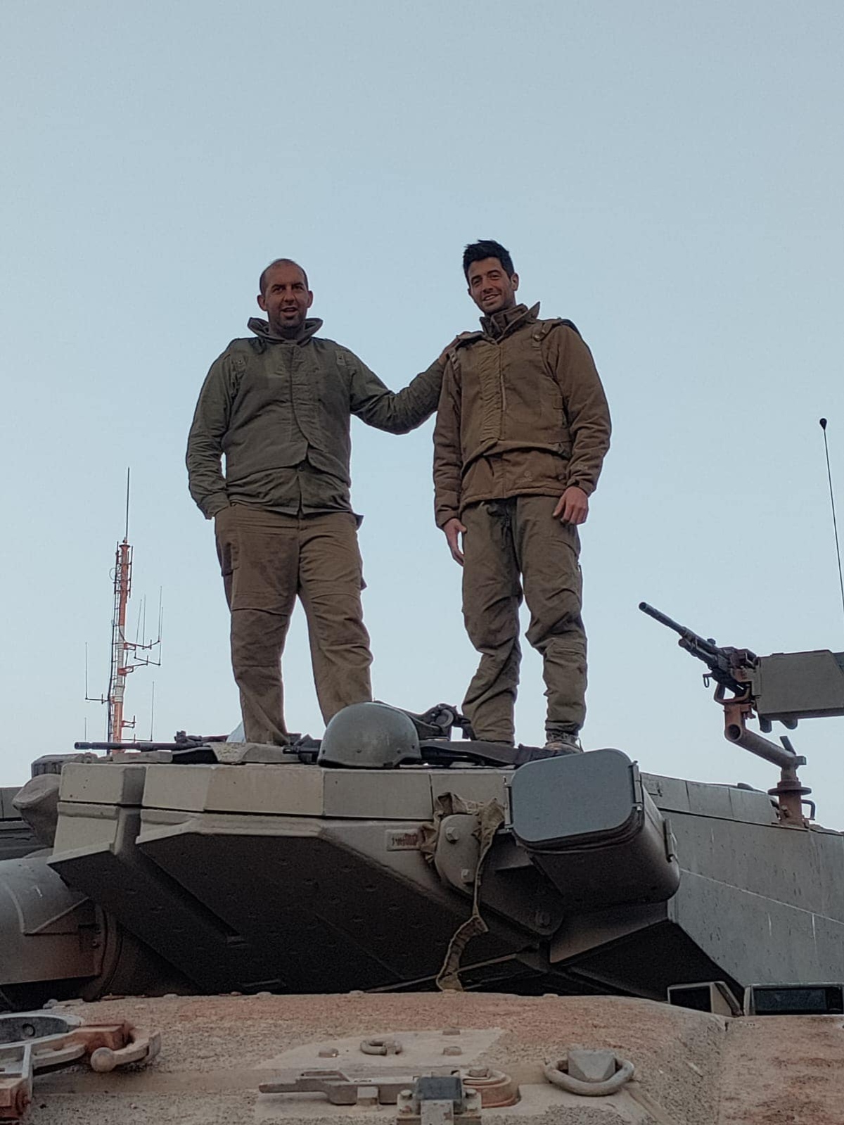 תמונה של מוטי שקד מאגף החינוך במהלך מילואים עומד על טנק