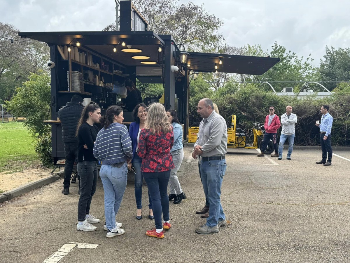 תמונות של עגלת הקפה החדשה GILTI במושב עדנים