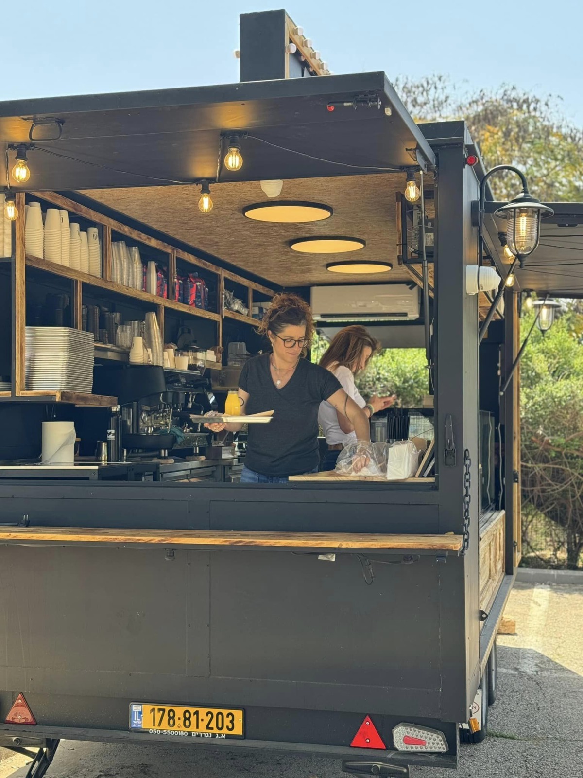 תמונות של עגלת הקפה החדשה GILTI במושב עדנים