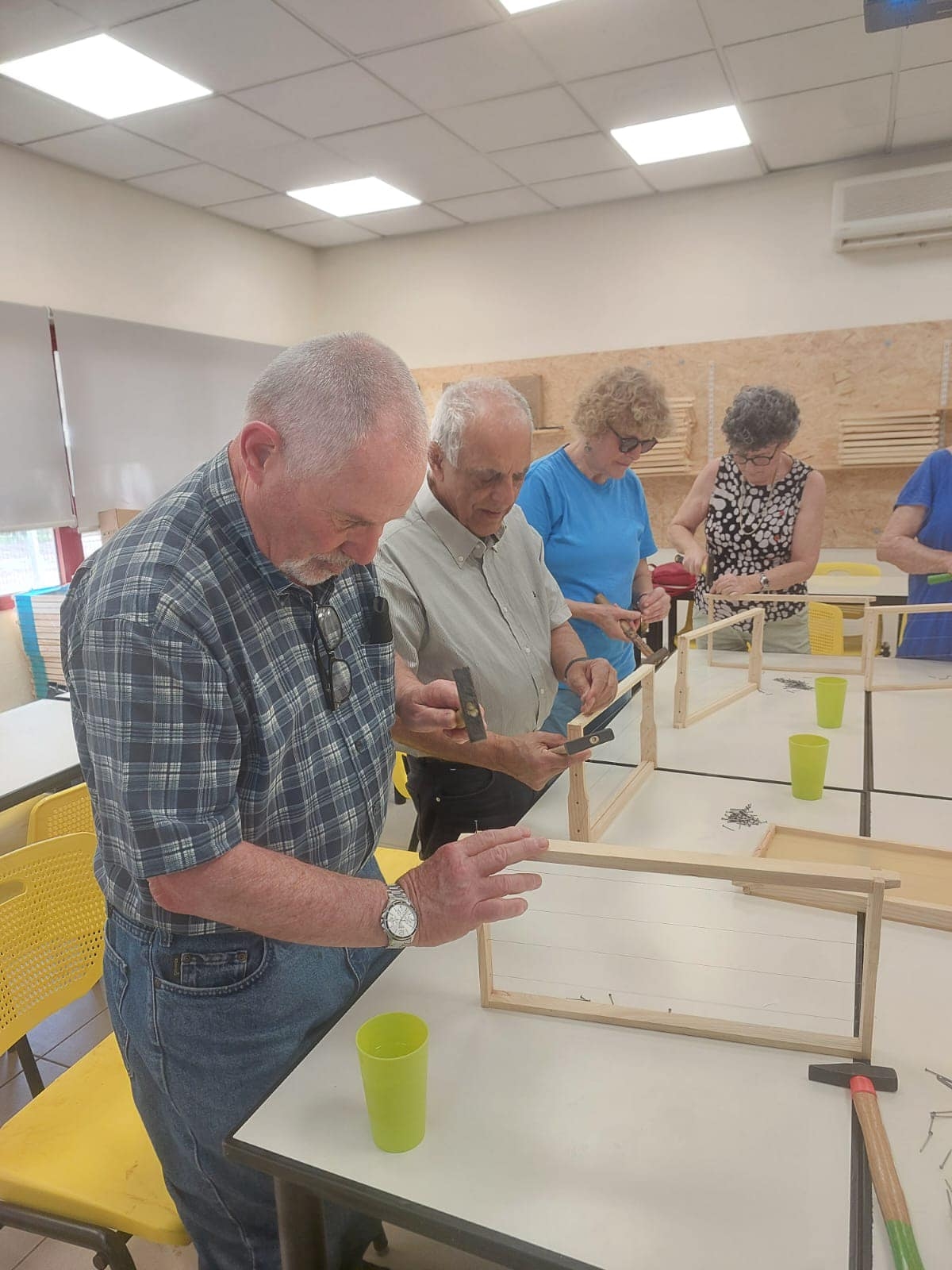 תמונות של חברים וחברות מכיתת הותיקים בבית חינוך ירקון אשר נפגשו מדי שבוע בחווה