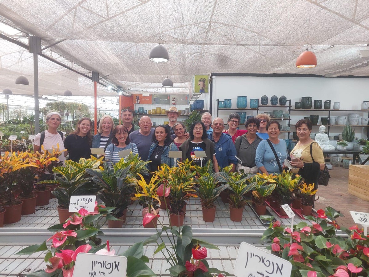 תמונות של חברים וחברות מכיתת הותיקים בבית חינוך ירקון אשר נפגשו מדי שבוע בחווה