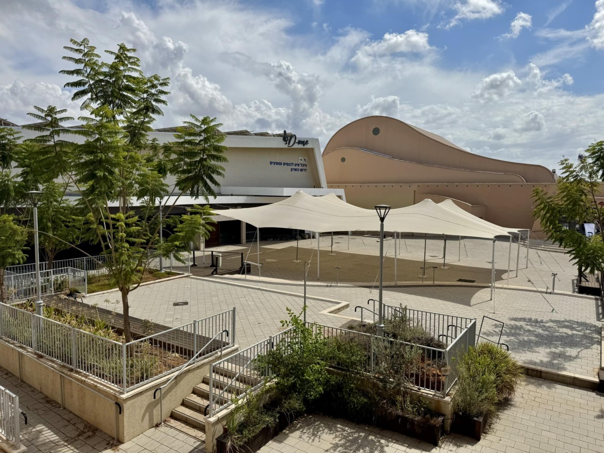 תמונה של רחבת היכל ה D-One בקריית המועצה