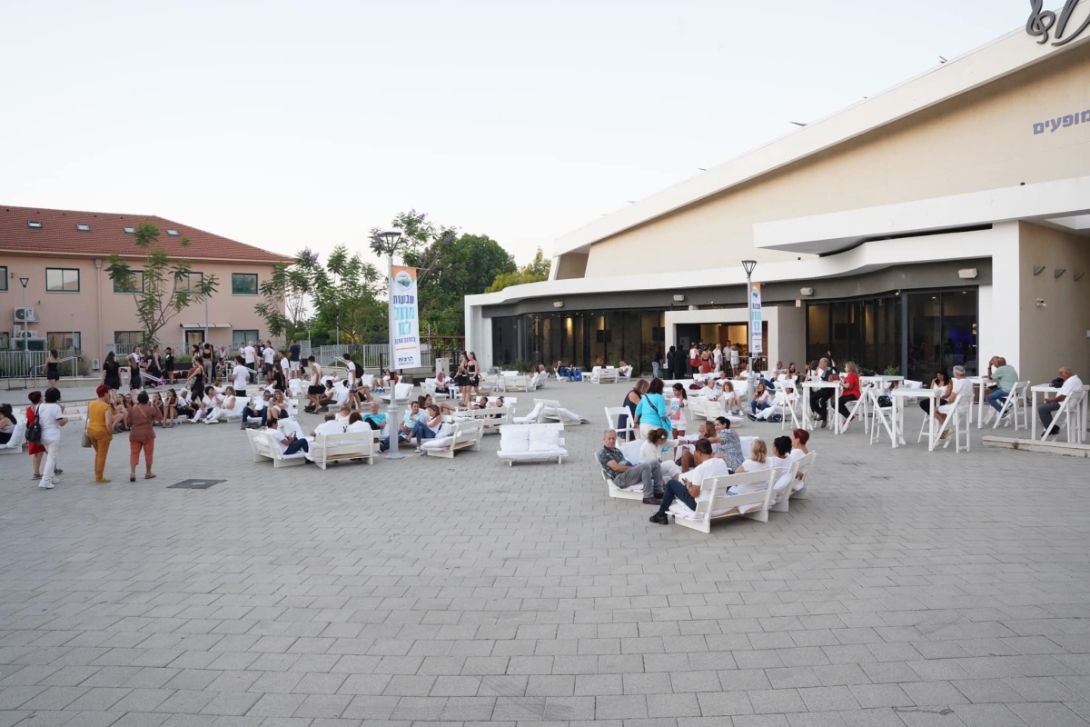 תמונה של רחבת היכל ה D-One בקריית המועצה