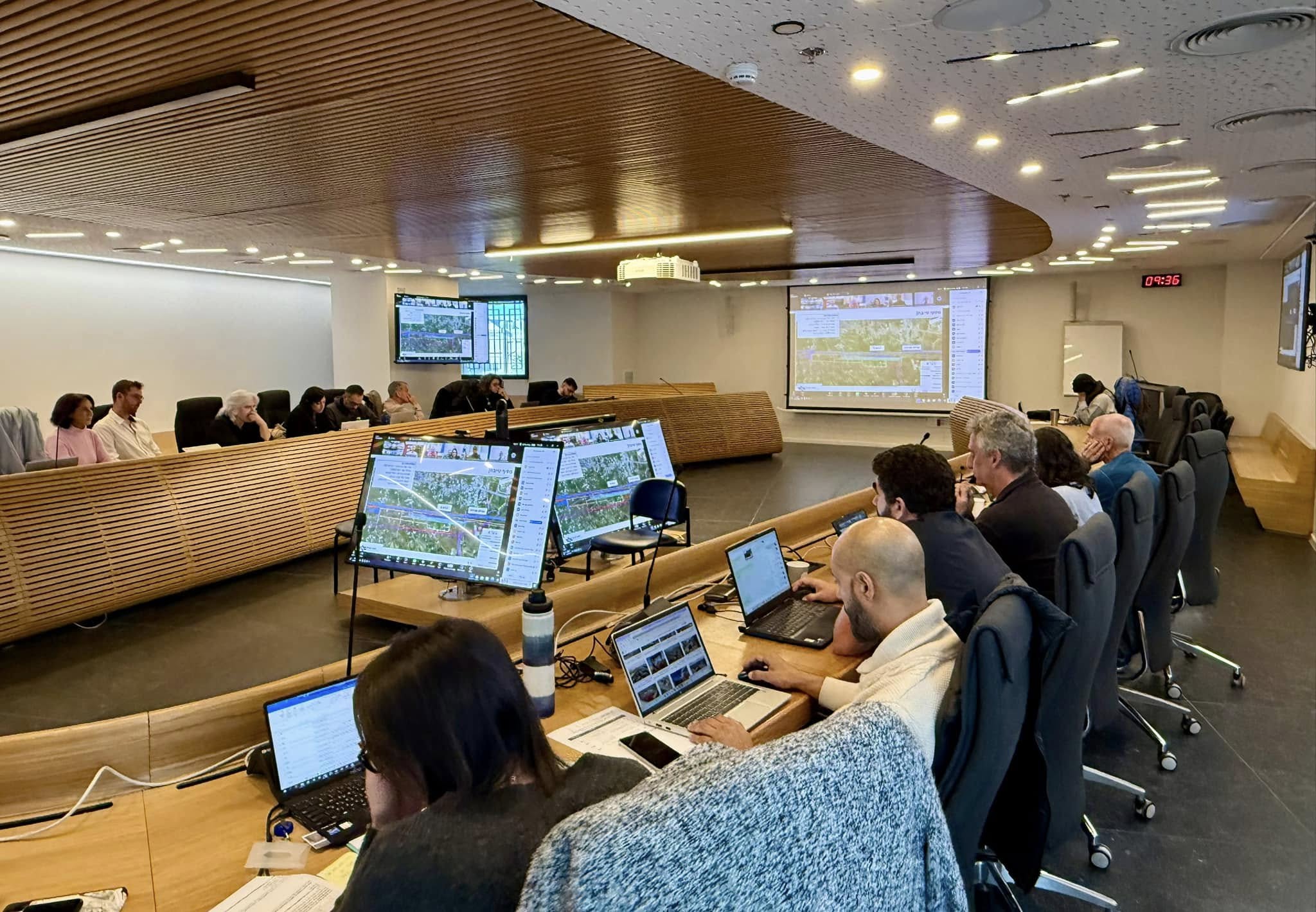 תמונות מדיון בנושא הקמת מסוף אגרגטים בשטחי המועצה