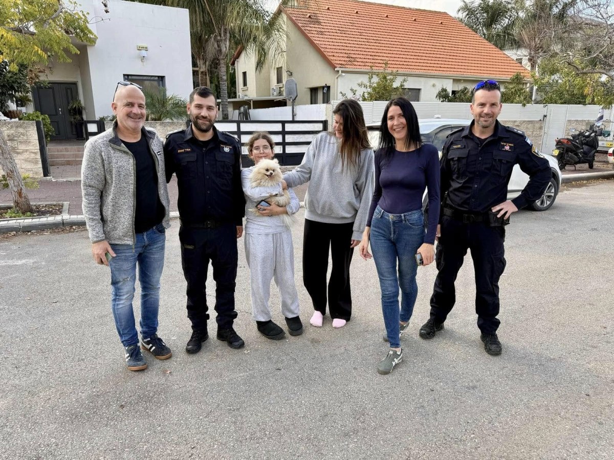 תמןנה של השוטרים מחזירים את נדיה הכלבה למשפחתה