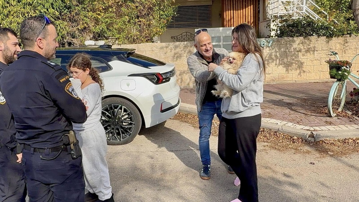 תמןנה של השוטרים מחזירים את נדיה הכלבה למשפחתה