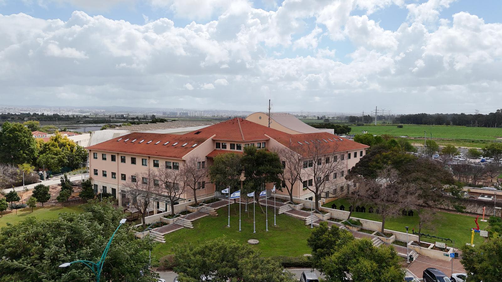 תצלום של מבנה המועצה