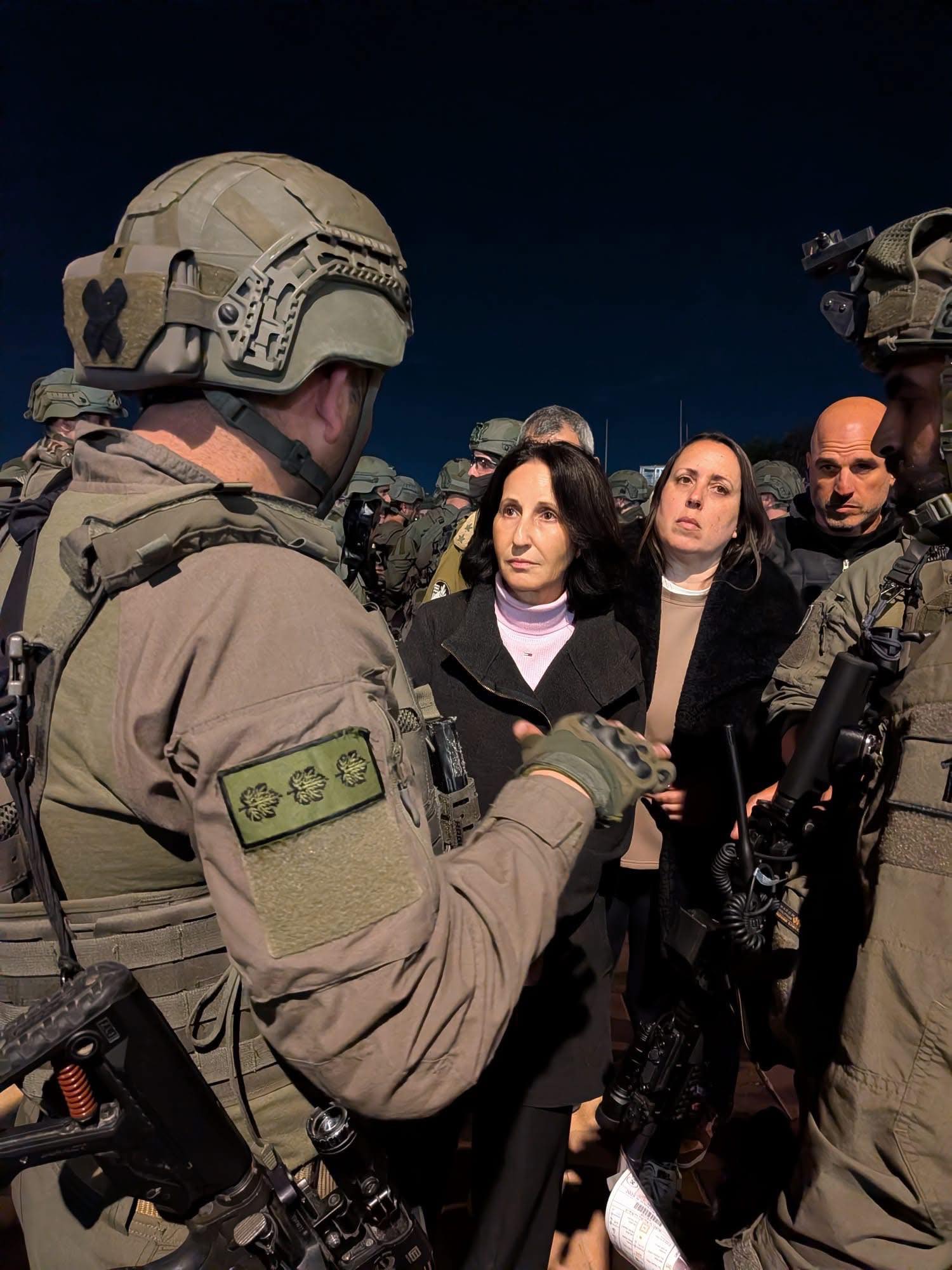 ראש המועצה בתדרוך יחד עם כוחות הבטחון