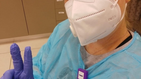 דנה פלד מנוה ימין, אחות נשים ומדריכת הנקה במרכז לבריאות האישה של שירותי בריאות כללית בבני ברק.jpg