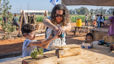 בונים יחד אדנית ביריד היזמות והחדשנות של דרום השרון.jpg