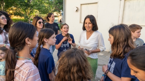 ראש המועצה אושרת גני גונן עם תלמידות המועצה ביריד.jpg