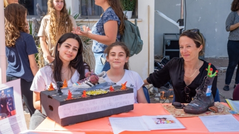 מציגים יצירות חינוכיות ביריד היזמות והחדשנות.jpg