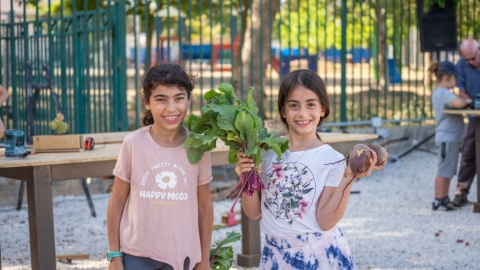 תלמידות עם תוצרת קטים ביריד היזמות והחדשנות של דרום השרון.jpg