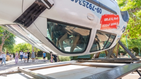 פעילות דינמית במיצג רכב  הפוך במהלך היריד.jpg