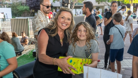 נני רייזברג מנהלת אגף החינוך עם תלמידת המועצה ביריד.jpg