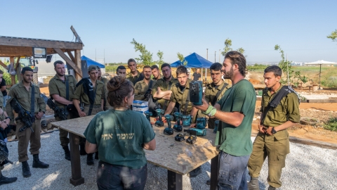 חיילים בפעילות  ביריד היזמות והחדשנות של דרום השרון.jpg