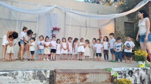 ילדי הגנים בחגיגת שבועות בדרום השרון (Large).jpg