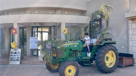 טרקטור מקושט לחג שבועות.jpg