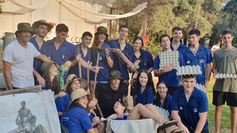 תנועות הנוער חוגגים שבועות.jpg