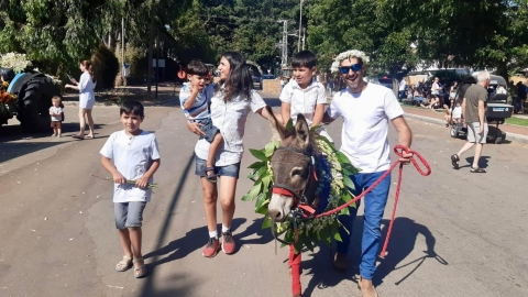 חוגגים שבועות בתהלוכה חגיגית.jpg