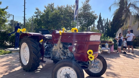 טרקטור מקושט לחג שבועות (2).jpg