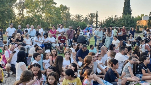 חוגגים שבועות.jpg