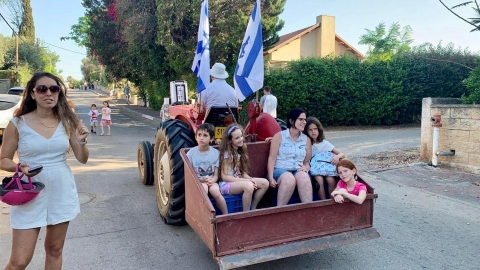 רוכבים על טרקטור בחגיגות.jpg