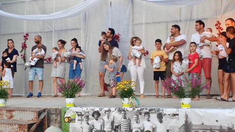 חוגגים שבועות עם ילדי הגנים.jpg