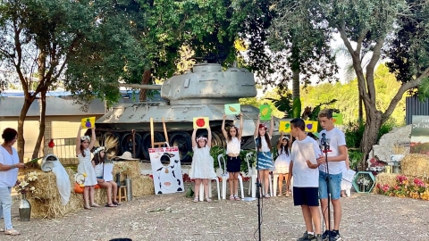 ילדי המועצה במופע שבועות.jpg