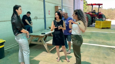 חברת הכנסת שירלי פינטו עם ראש המועצה אושרת גני גונן במהלך הביקור.jpg