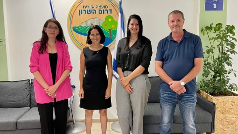 חברת הכנסת שירלי פינטו עם ראש המועצה אושרת גני גונן והנהלת המועצה במהלך הביקור.jpg