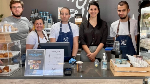 חברת הכנסת שירלי פינטו בביקור בקפה במועצה.jpg