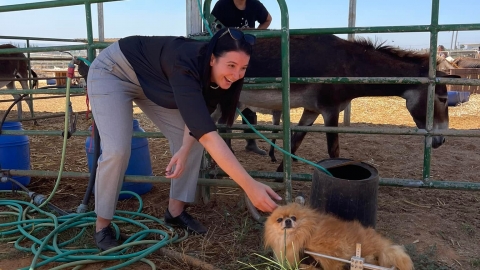 חברת הכנסת שירלי פינטו בביקור במועצה בחוות קרן אור.jpg