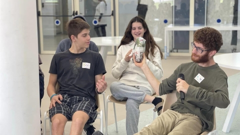 תלמידי בית ספר עמי אסף במפגש עם חברי מועדון קהילה תומכת נכים (4).jpg