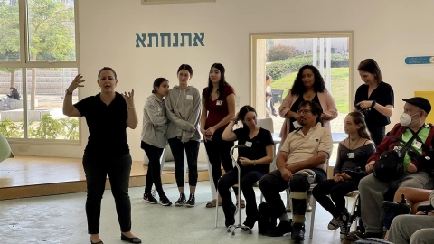 תלמידי בית ספר עמי אסף במפגש עם חברי מועדון קהילה תומכת נכים (11).jpg