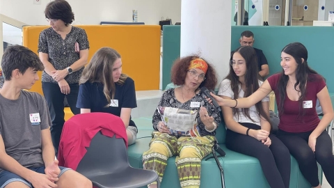 תלמידי בית ספר עמי אסף במפגש עם חברי מועדון קהילה תומכת נכים (2).jpg