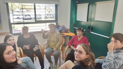 נוער דרום השרון מאירים את חנוכה בהתנדבות בקפה בשדה (2).jpg