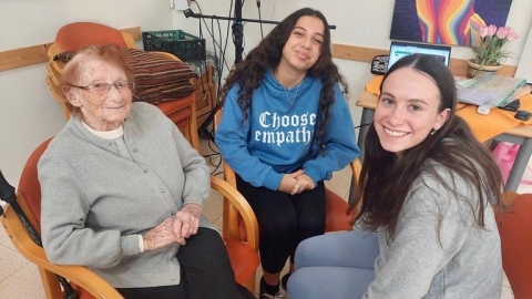 נוער דרום השרון מאירים את חנוכה בהתנדבות בקפה בשדה (5).jpg