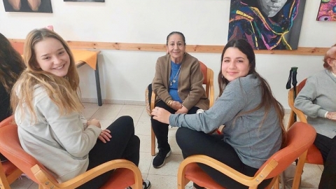 נוער דרום השרון מאירים את חנוכה בהתנדבות בקפה בשדה (7).jpg