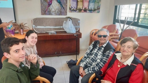 נוער דרום השרון מאירים את חנוכה בהתנדבות בקפה בשדה (3).jpg