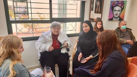 נוער דרום השרון מאירים את חנוכה בהתנדבות בקפה בשדה (1).jpg