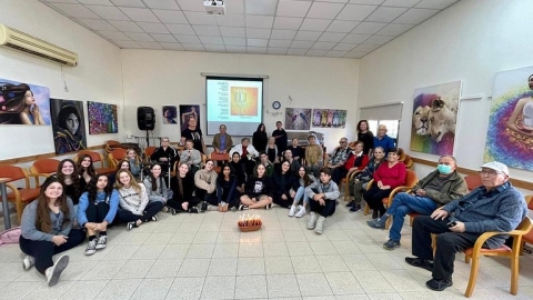 נוער דרום השרון מאירים את חנוכה בהתנדבות בקפה בשדה (4).jpg