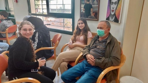 נוער דרום השרון מאירים את חנוכה בהתנדבות בקפה בשדה (8).jpg