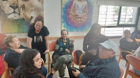 נוער דרום השרון מאירים את חנוכה בהתנדבות בקפה בשדה (10).jpg