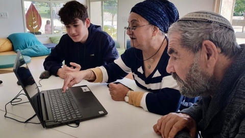 נוער דרום השרון מאירים את חנוכה בהתנדבות במועדון קהילת הנכים (1).jpg