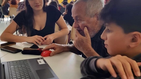 נוער דרום השרון מאירים את חנוכה בהתנדבות במועדון קהילת הנכים (7).jpg